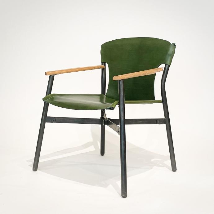 fauteuil pliant galathée en cuir vert et bois de frene ou noyer vue de trois quart