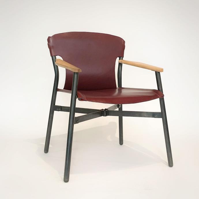 fauteuil pliant galathée en cuir rouge et bois de frene ou noyer vue de trois quart