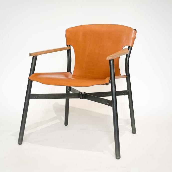 fauteuil pliant galathée en cuir naturel et bois de frene ou noyer vue de trois quart