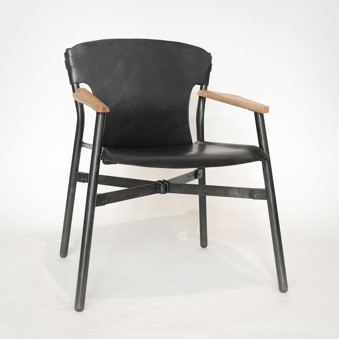 fauteuil pliant galathée en cuir noir et bois de frene ou noyer vue de trois quart