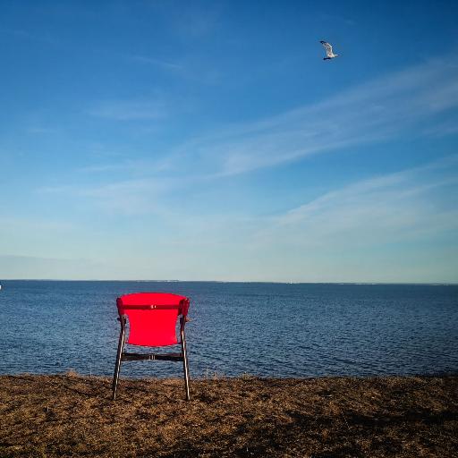 fauteuil pliant rouge au bord de la mer
