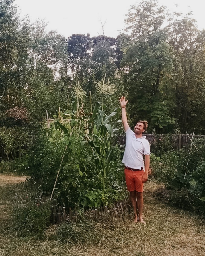 Martin Rolland à coté de ses maïs géants en permaculture