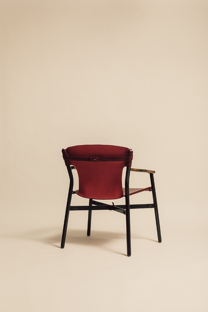 Fauteuil Galathee en cuir rouge et bois de noyer vue de trois-quart arrière