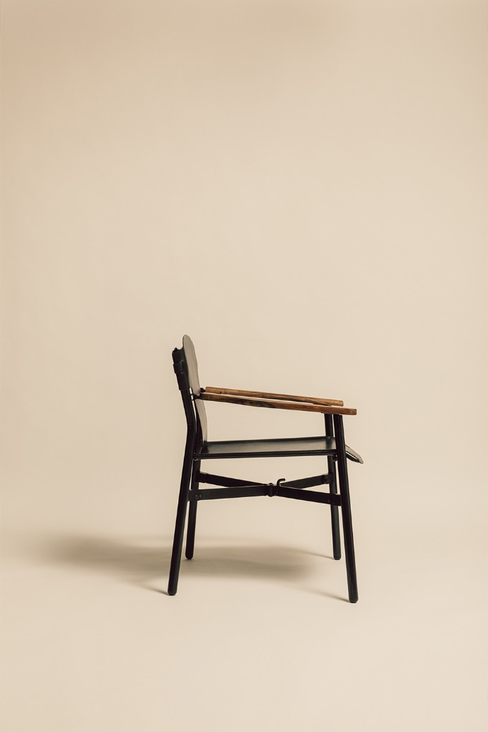 Vue de trois quart face du fauteuil GAlathée en cuir vert acier et noyer