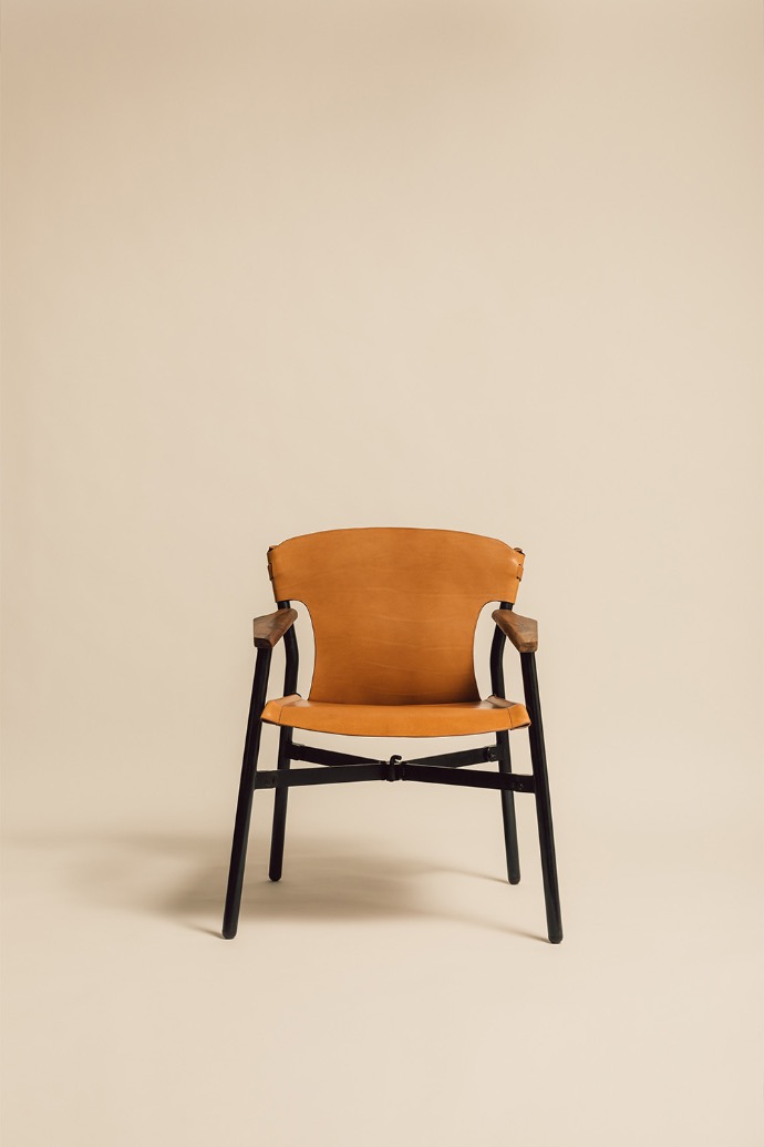 Fauteuil Galathée nomade en cuir par Maërl marque de mobilier design