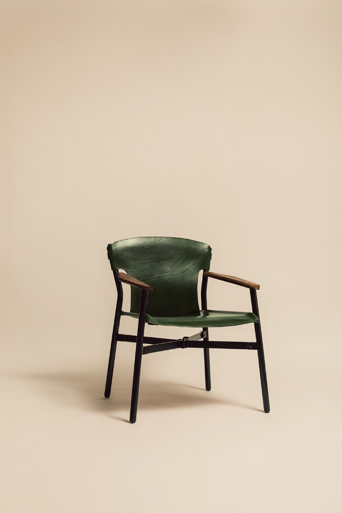 Fauteuil en cuir vert et noyer de trois-quart avant