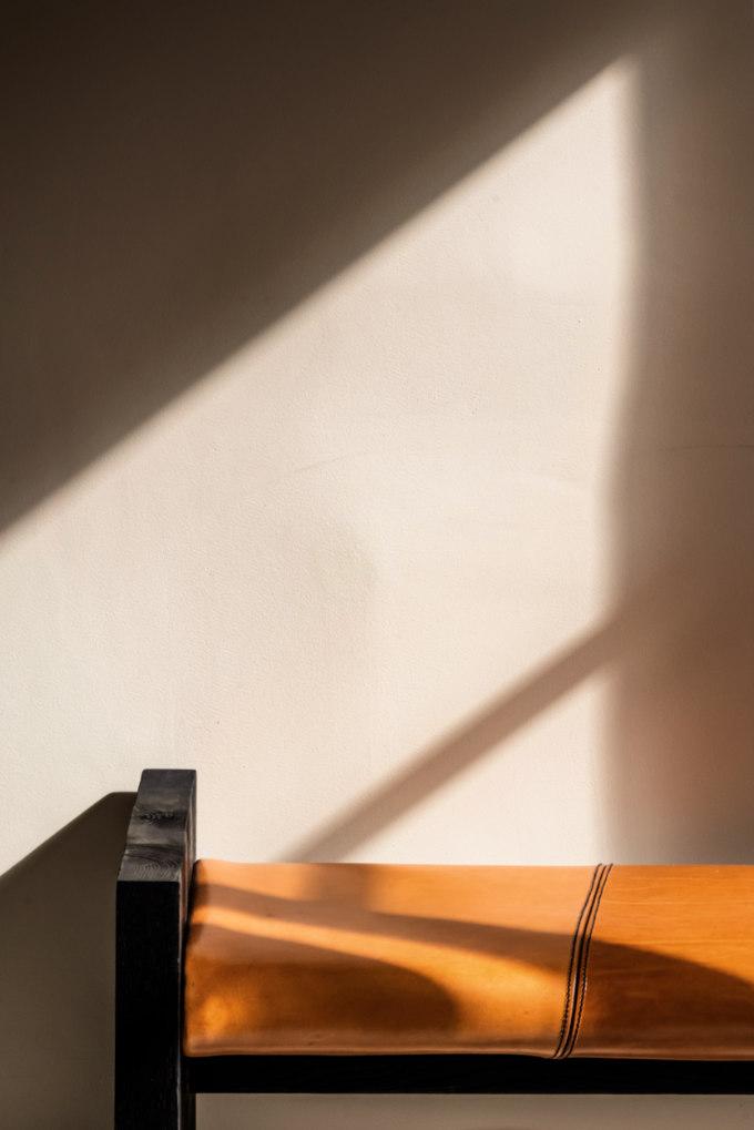 Photo de la Banquette Sepia dans un intérieur avec rayon de soleil