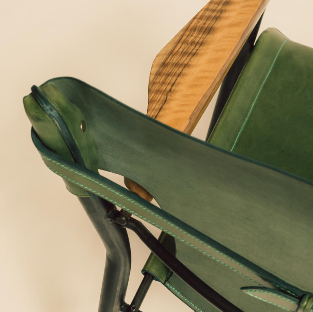 fauteuil Galathée cuir vert accoudoirs noyer